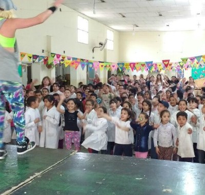 Zumba en la escuela Silioni Yo amo sentirme bien