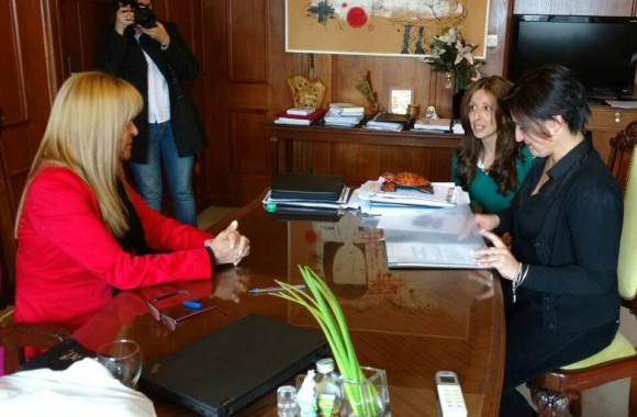 firma de convenio myriann prunotto por equipaimeto de plazas