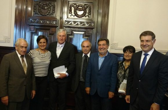El Juez de Paz Luis Benavidez prestó juramento acompañado por la Intendenta Myrian Prunotto y autoridades del TSJ