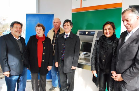 Myrian Prunotto junto a autoridades del banco