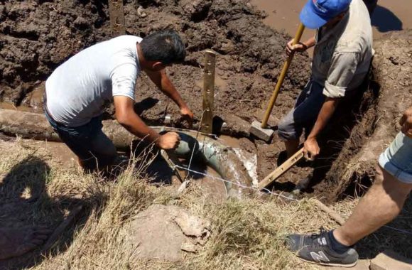 Adrian-Alderete-y-su-equipo-trabajando-en-la-red-de-agua