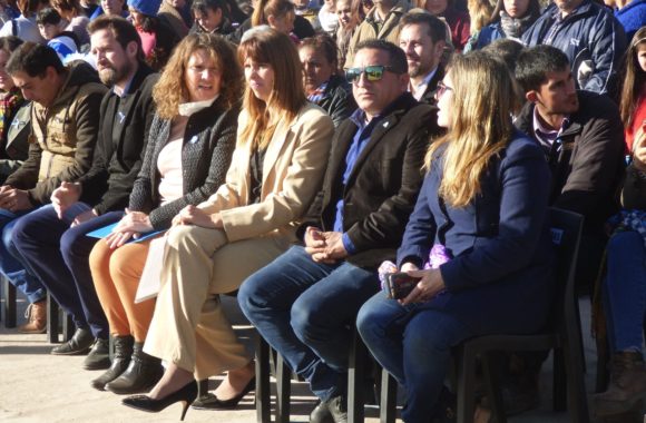 Bajo el radiante sol de otoño, una nueva generación de ciudadanos realizó la emotiva promesa de lealtad a nuestra insignia patria. 