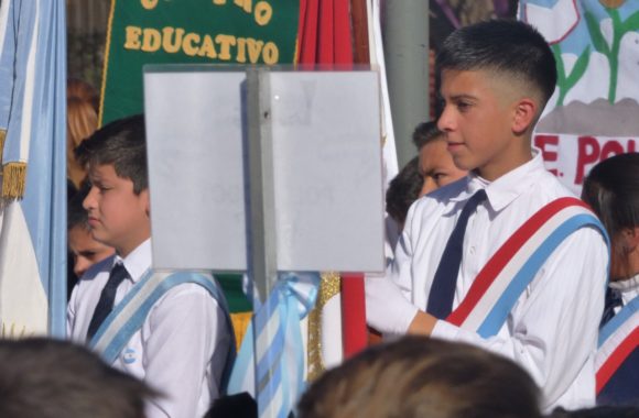 Bajo el radiante sol de otoño, una nueva generación de ciudadanos realizó la emotiva promesa de lealtad a nuestra insignia patria. 