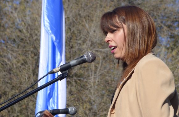 Bajo el radiante sol de otoño, una nueva generación de ciudadanos realizó la emotiva promesa de lealtad a nuestra insignia patria. 