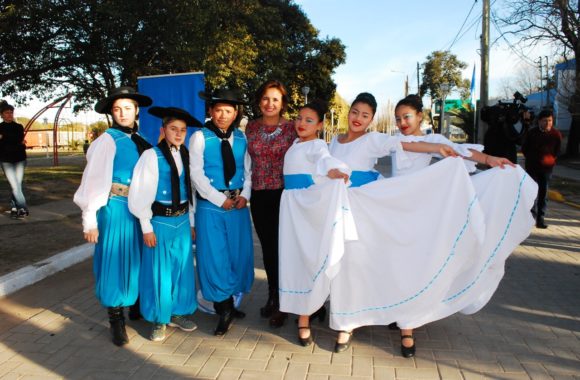 Myrian Prunotto junto a los chicos de la academia Estampa del Amanecer de Estación Juárez Celman