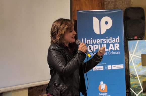 La intendenta Myrian Prunotto hace entreha de los Crtificados de la Universidad Popular en Estación Juárez Celman